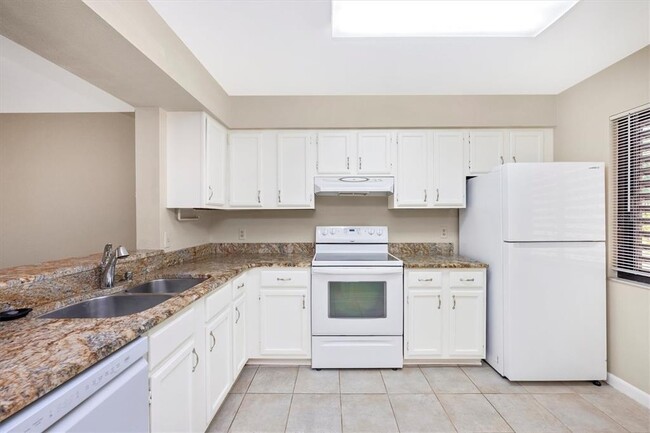 Building Photo - 5172 Lake Village Dr