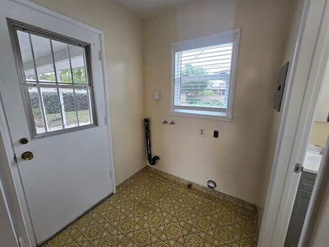 Building Photo - Charming Single Story Home