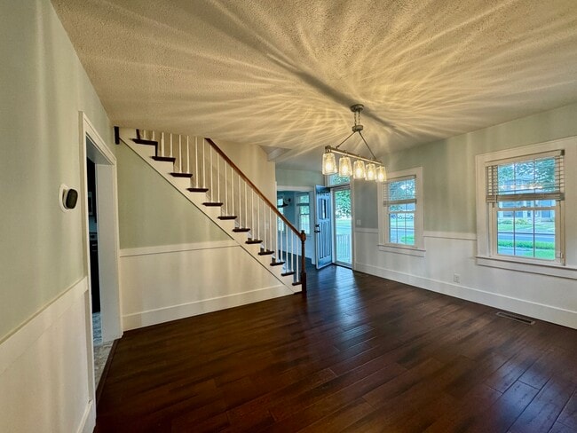 Building Photo - 129 Laurel Rd