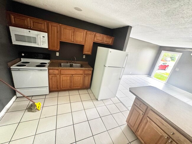 Building Photo - 2993 SE Camino Ave