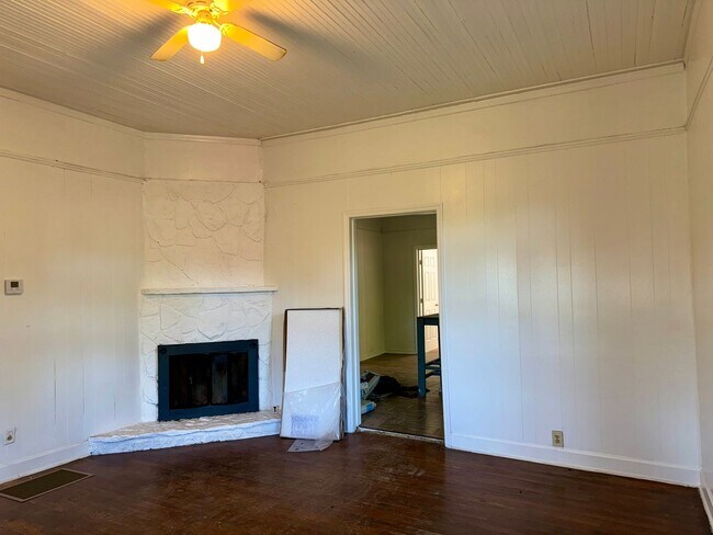 Building Photo - Complete New Central Hvac in this 2 Bed/1 Bath Historic Home!