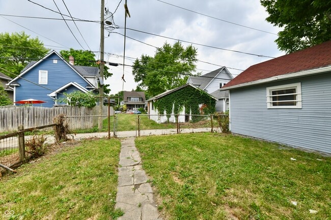 Building Photo - 852 N Rural St