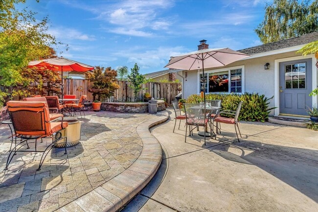 Building Photo - Executive Oasis l Huge Lot with Lush Green...
