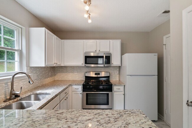 Building Photo - Great 3 Bedroom Home with Large Yard and 1 Car Garage! Raleigh-Available July 15th!