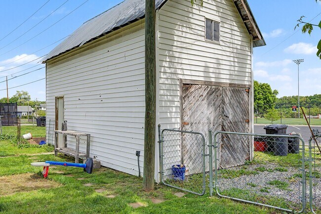 Building Photo - Spacious 5-Bedroom Home Near Radford University