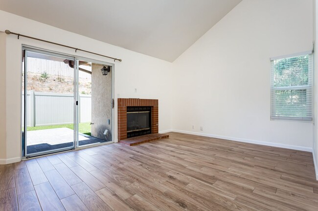Building Photo - Charming Remodeled Townhome!