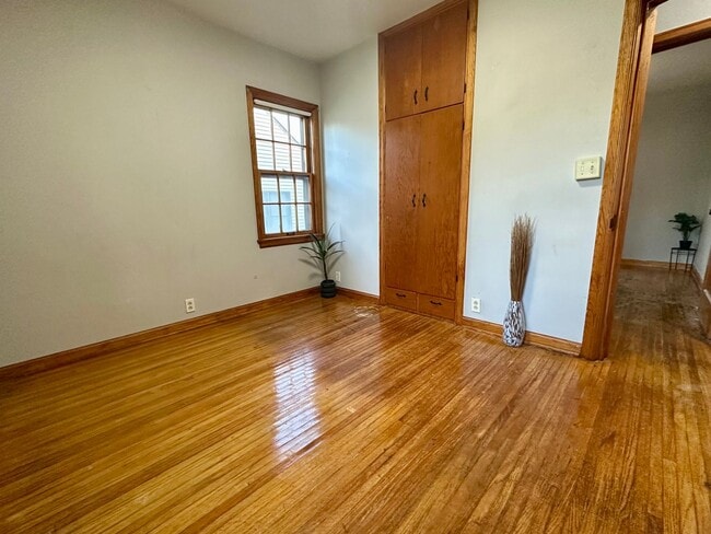 Building Photo - 4 Bed, 1.5 Bath Home for Rent in Waterloo ...