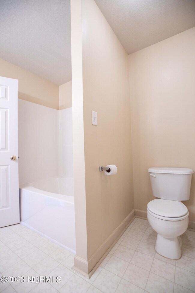 Building Photo - 305 Ashwood Dr