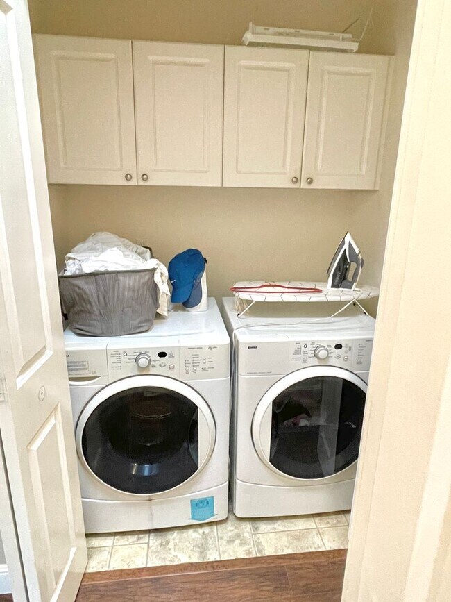 Building Photo - Corner unit townhouse in Piedmont condominium community