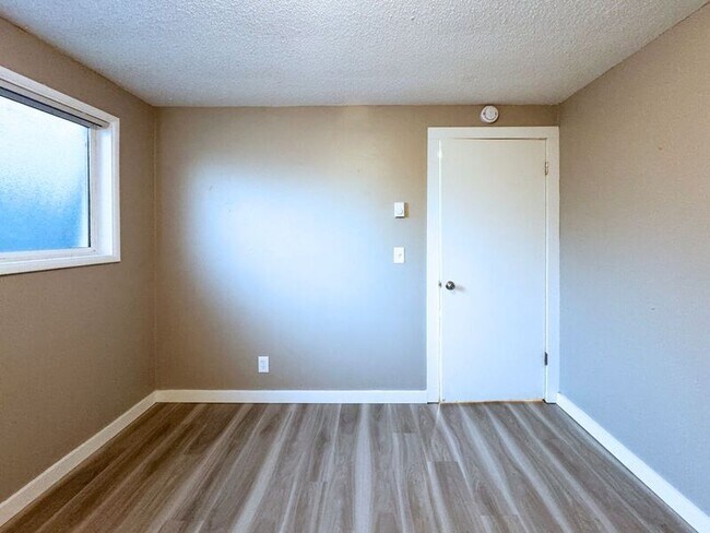 Building Photo - 1117 W 6th Ave