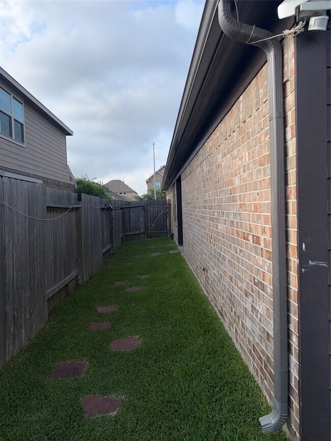 Building Photo - 2227 Sanders Brook Dr
