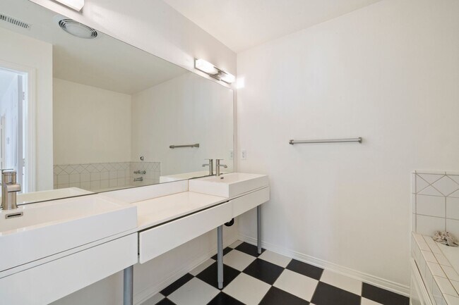 Building Photo - Beautiful 3-bedroom, 2.5-bath tri-level to...