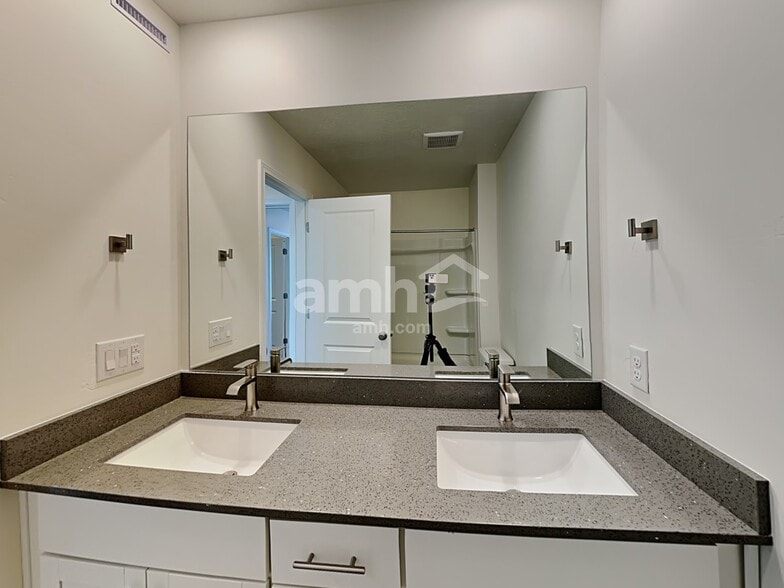 Building Photo - 6047 W Copperhawk Dr