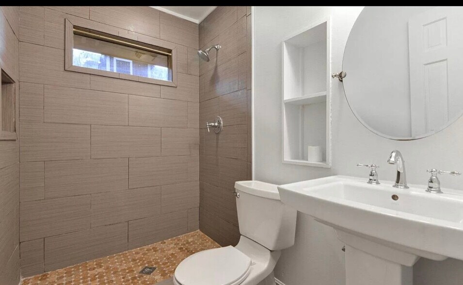 Bathroom - 466 Burlington Rd NE