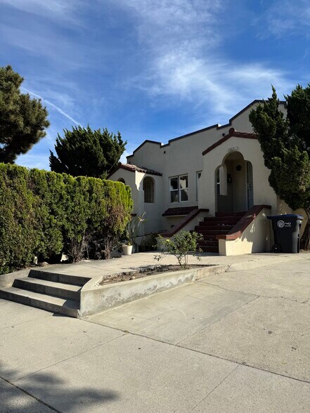 Building Photo - 1468 E Chevy Chase Dr