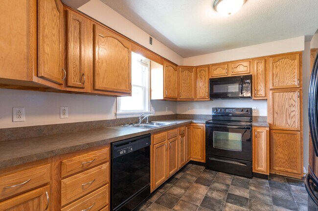 Building Photo - Welcome to this charming 3-bedroom, 2 full...