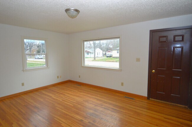 Building Photo - 5 Bedroom House for Rent