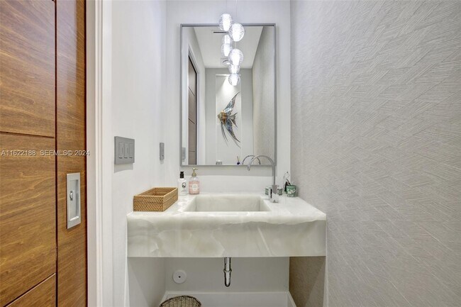 Building Photo - 305 Oak St