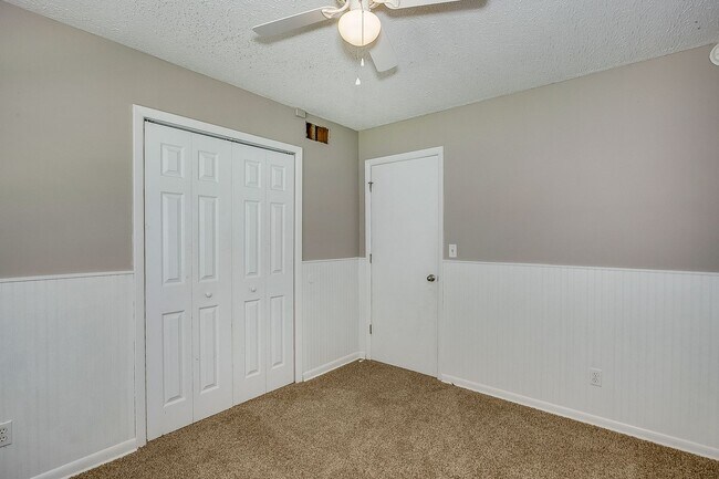 Building Photo - 545 Riverview Ave