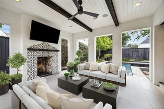 Building Photo - 3214 Westheimer Rd