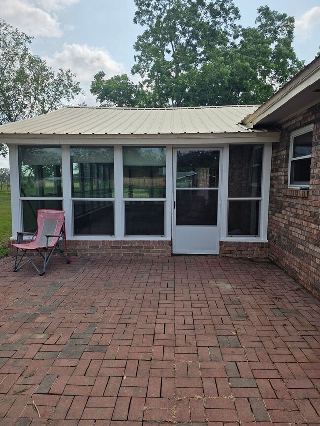 Building Photo - Charming Greenville House on Acre lot