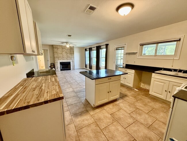 Building Photo - 1700 Lucina Cove