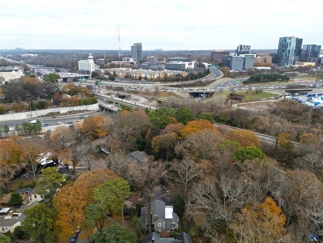 Building Photo - 302 Hascall Rd NW