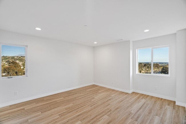 Building Photo - 5 Bedroom house with view