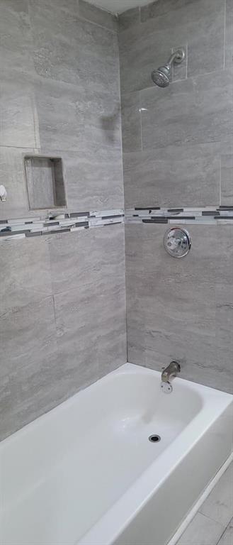 Building Photo - 38 Glenham St