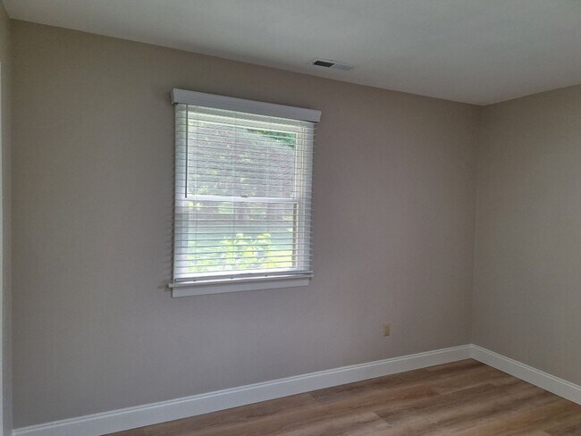 Building Photo - 6826 Dorchester Dr NW