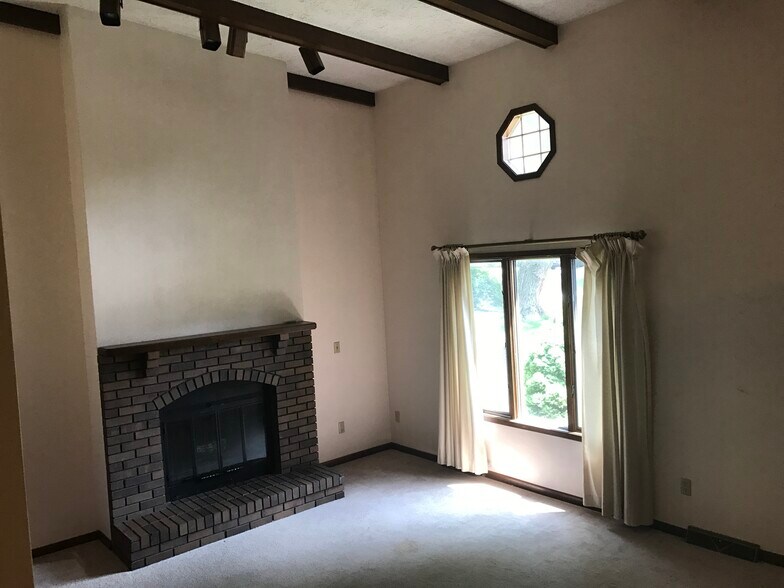 Building Photo - 1458 Eastview Dr