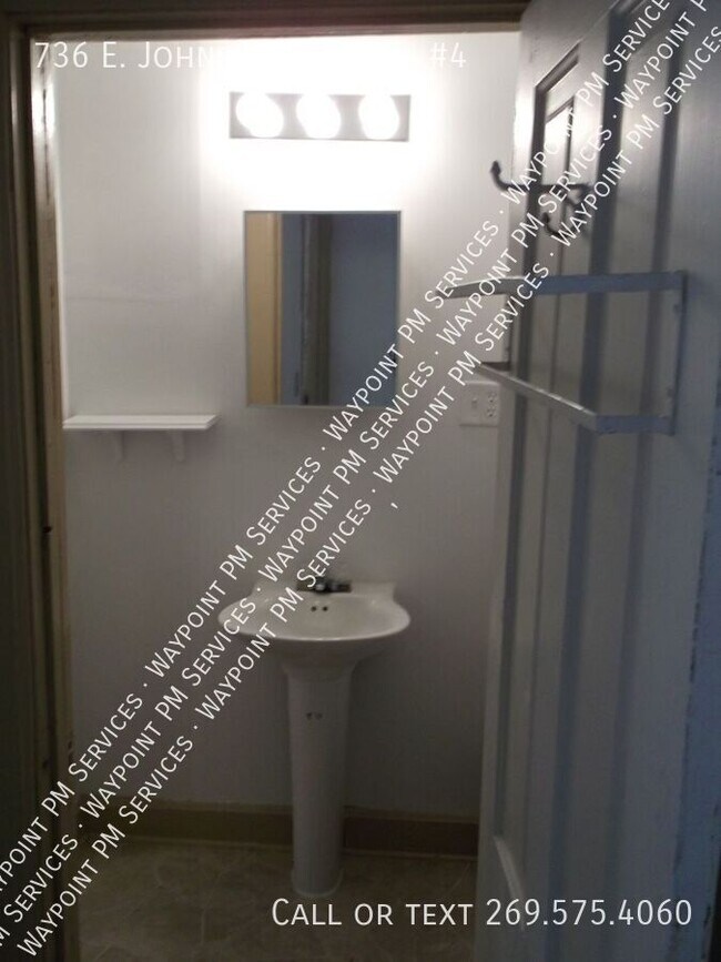 Building Photo - 736 E Johnson St