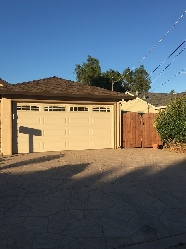 Building Photo - Gorgeous, 3 bedroom, 2.5 bath home, ready for move in