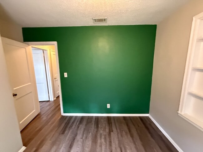 Building Photo - 2 bedroom 1 bath house w/ bonus room off G...
