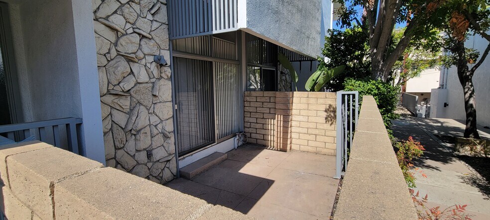 Building Photo - 4251 W Sarah St