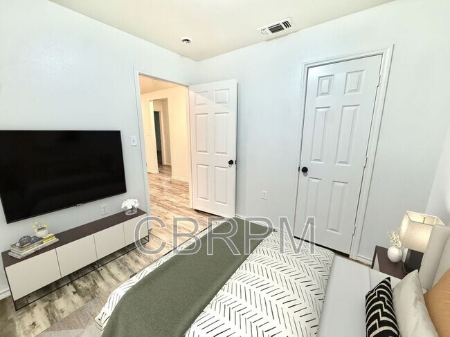 Building Photo - 2117 E Broadway