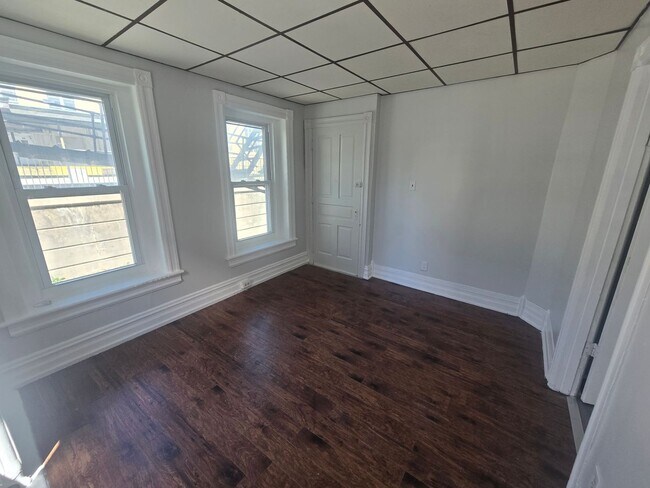 Building Photo - 450-452 W Maple St