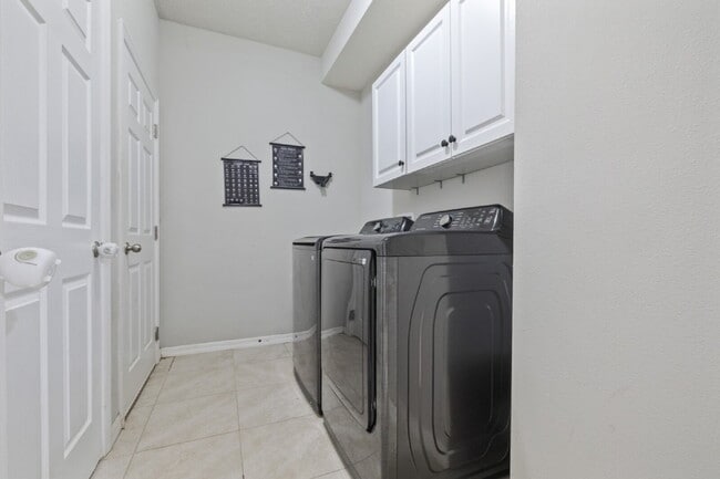 Building Photo - "Charming 3-Bedroom Retreat with Granite T...