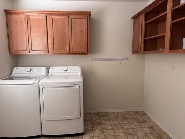 Building Photo - Spacious town home in small community.  Spacious and bright!  Available now!