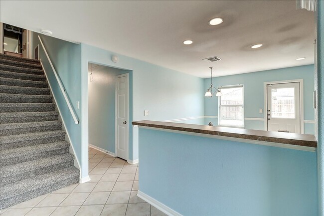Building Photo - 2110 Encino Dr