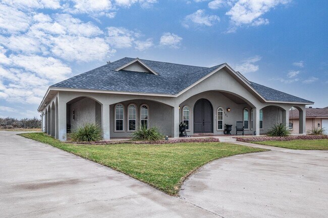 Primary Photo - 121 La Paloma Dr