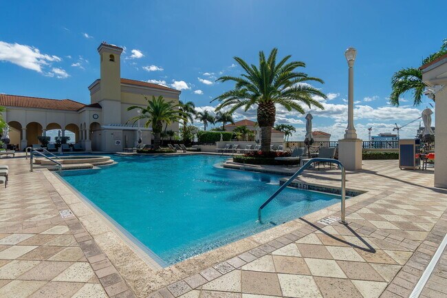 Building Photo - 701 S Olive Ave