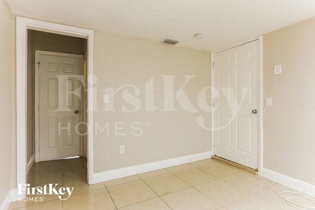 Building Photo - 7560 Venetian St