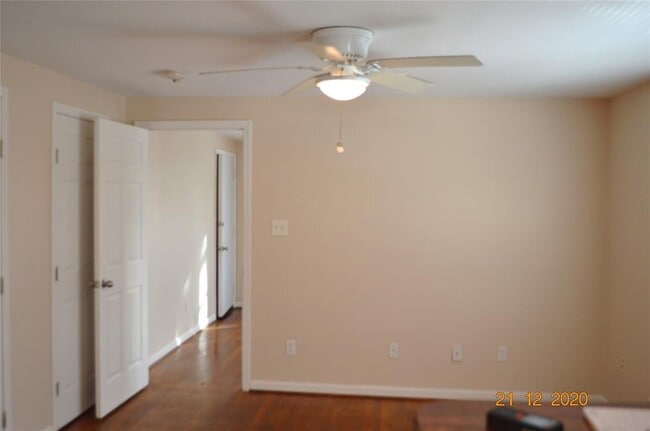 Building Photo - 256 E Pecan Ln