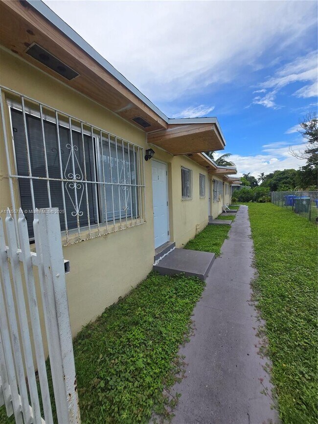 Building Photo - 3110 NW 19th Ave