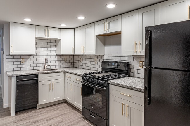 Building Photo - 916 Highview St