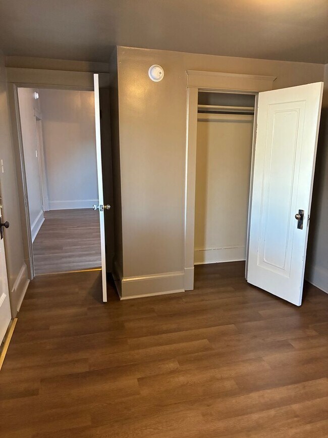 Building Photo - 206 Lincoln Way E