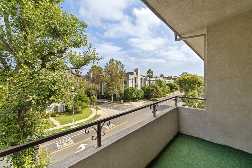 Building Photo - 1167 Roxbury Dr