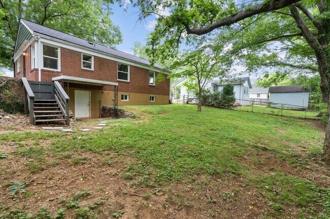 Building Photo - Beautiful home just north of downtown Columbia. Located on a quiet street. 3 Bed 1 Bath. Availabl...