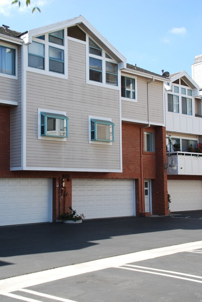 Building Photo - 875 S B St